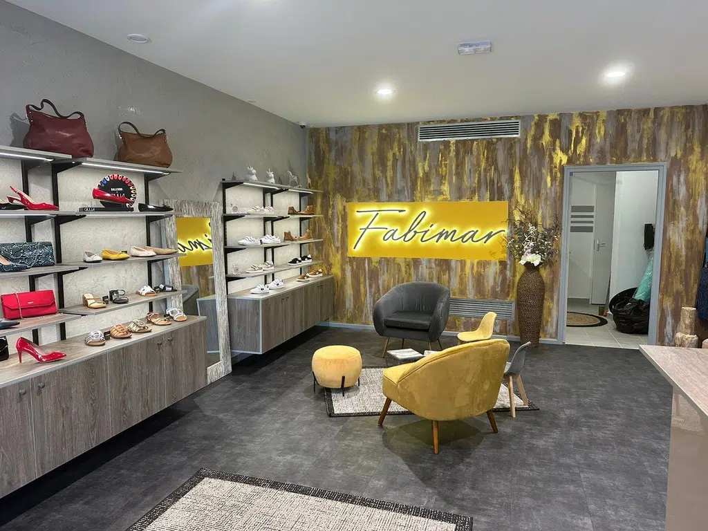 Éclairage d'un magasin de chaussures